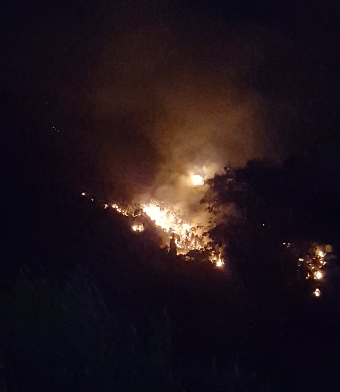 terni incendio rocca san zenone notte (2)