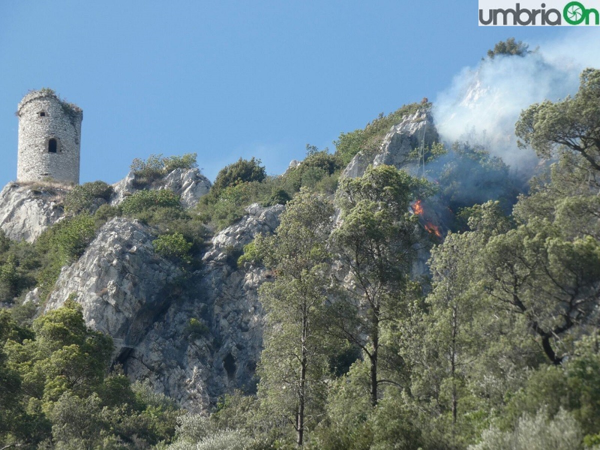 terni rocca san zenone incendio (27)