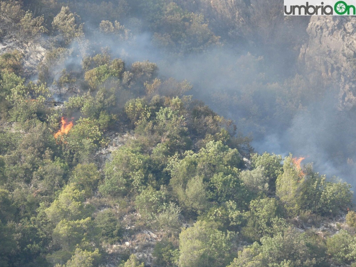 terni rocca san zenone incendio mercoledì (12)