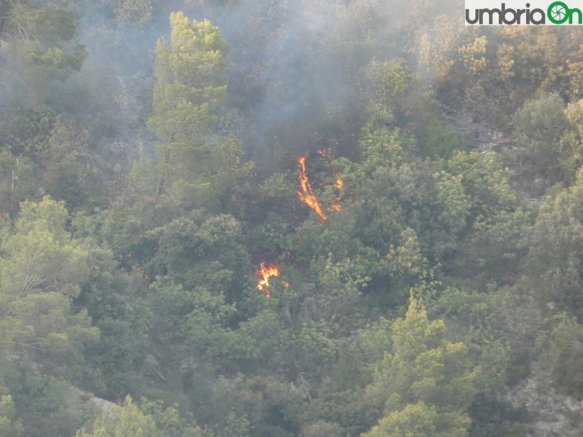 terni rocca san zenone incendio mercoledì (17)