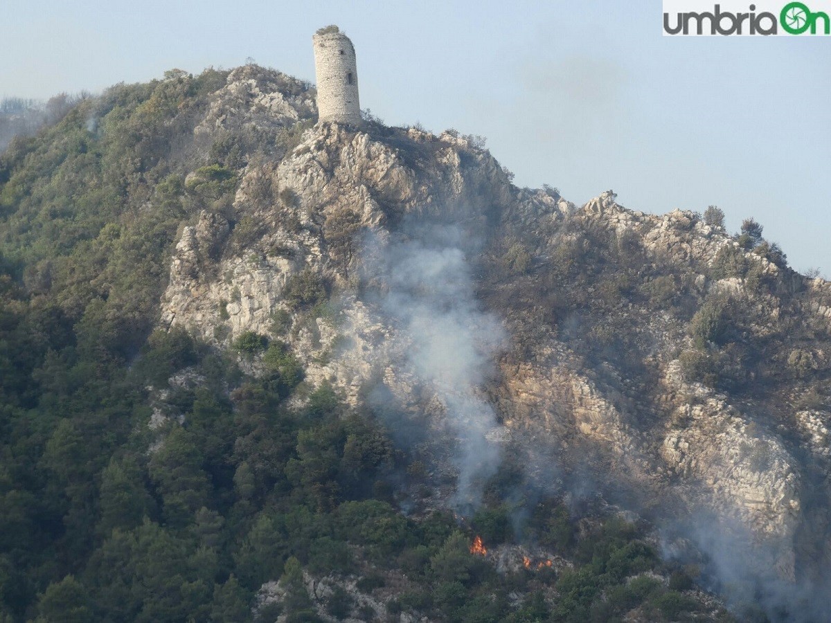 terni rocca san zenone incendio mercoledì (18)