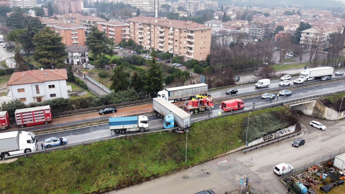 Tir-intraversato-in-E45-Ponte-San-Giovanni-Perugia-14-febbraio-2022-screen-UmbriaTv-1