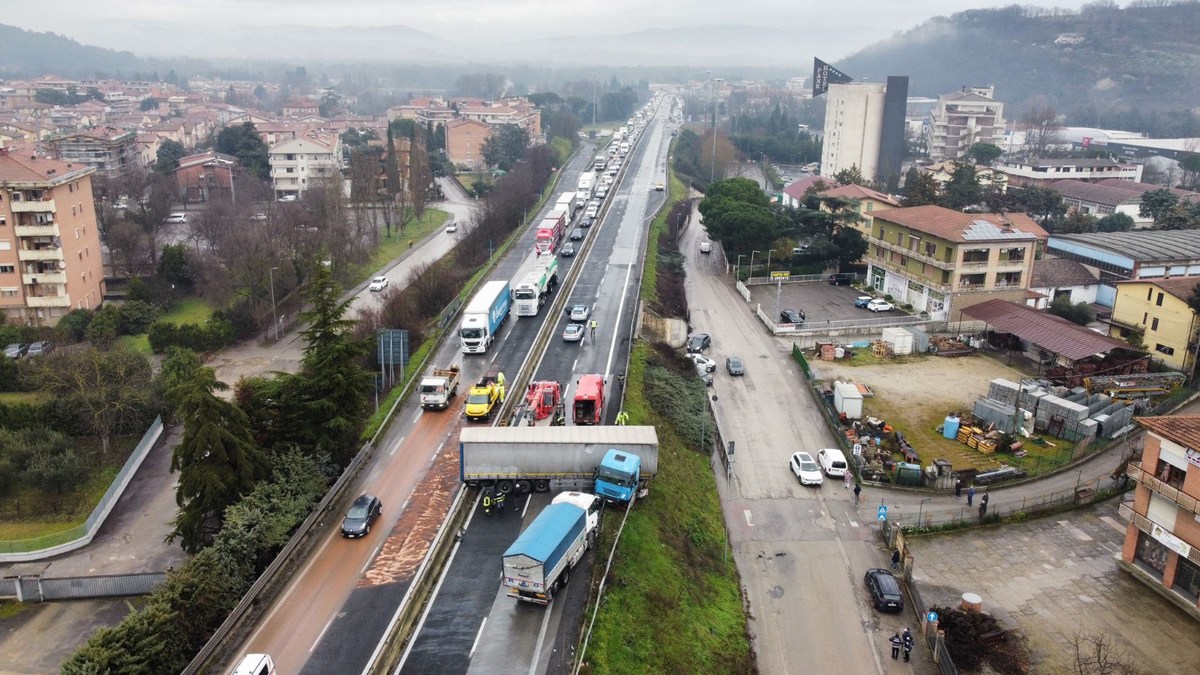 Tir-intraversato-in-E45-Ponte-San-Giovanni-Perugia-14-febbraio-2022-screen-UmbriaTv-2