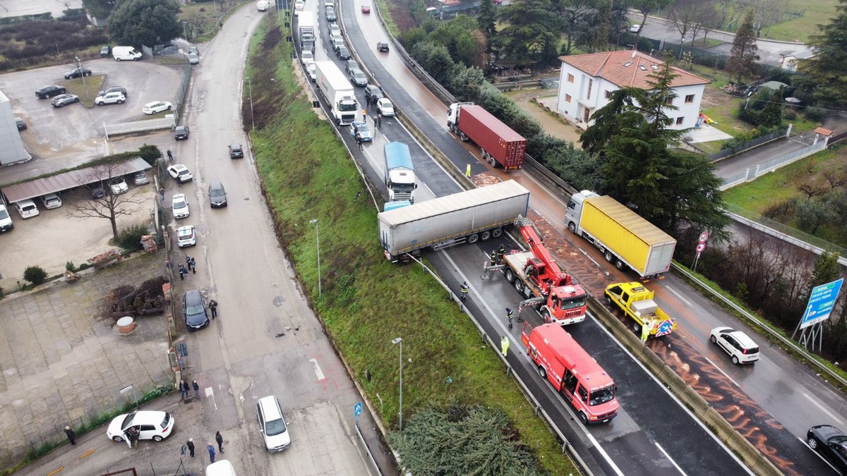 Tir-intraversato-in-E45-Ponte-San-Giovanni-Perugia-14-febbraio-2022-screen-UmbriaTv-3