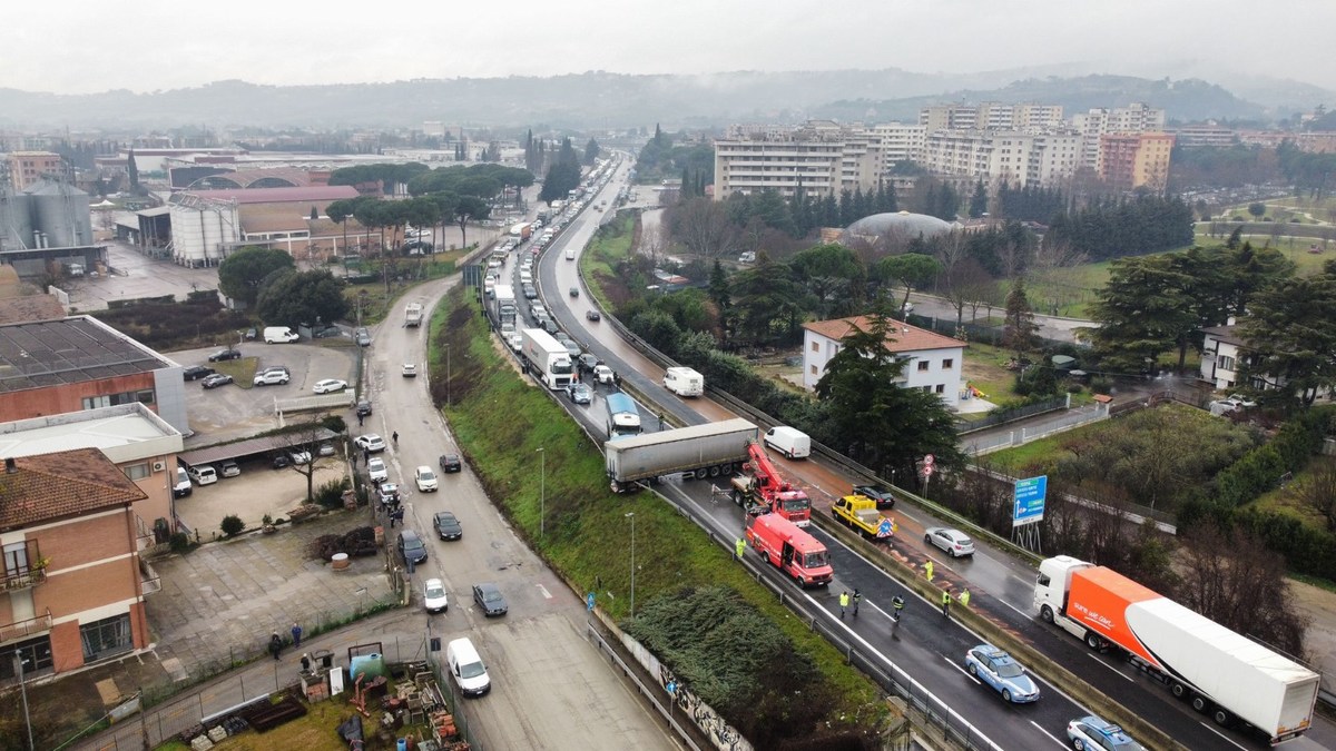 Tir-intraversato-in-E45-Ponte-San-Giovanni-Perugia-14-febbraio-2022-screen-UmbriaTv-4