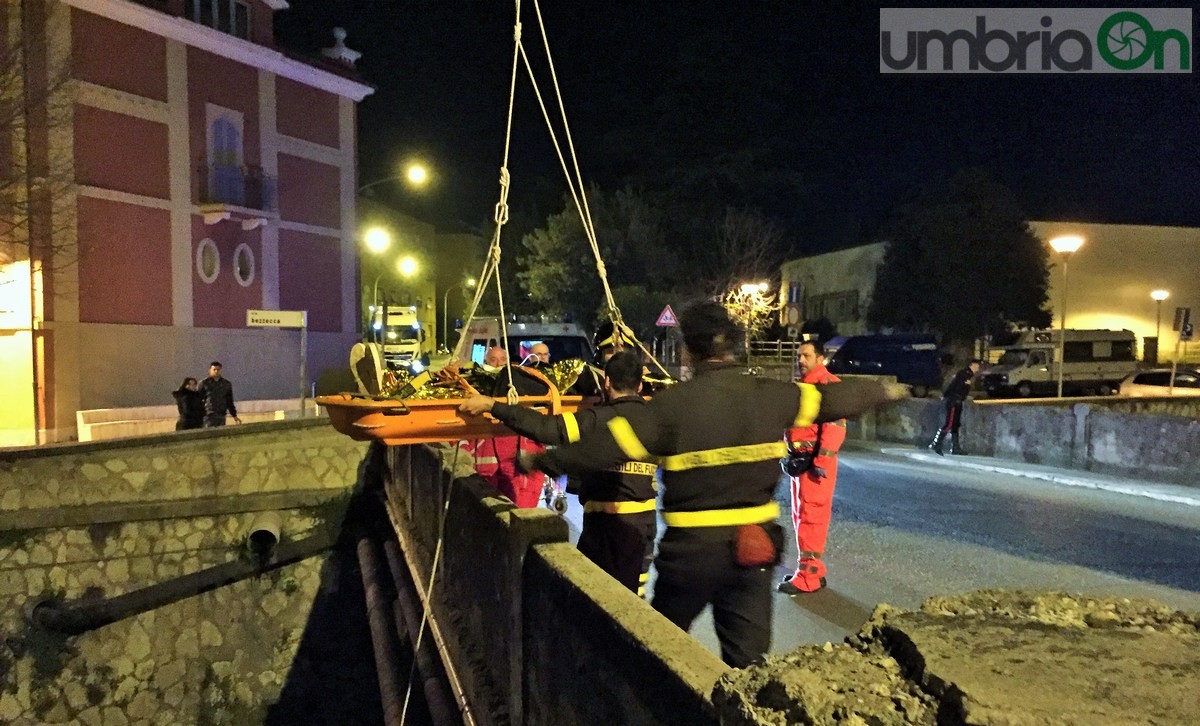 Tunisino si getta nel torrente Serra, carabinieri e vigili del fuoco - 31 marzo 2016 (1)