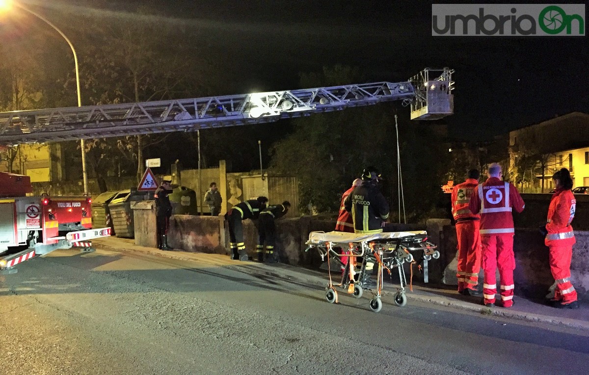 Tunisino si getta nel torrente Serra, carabinieri e vigili del fuoco - 31 marzo 2016 (11)