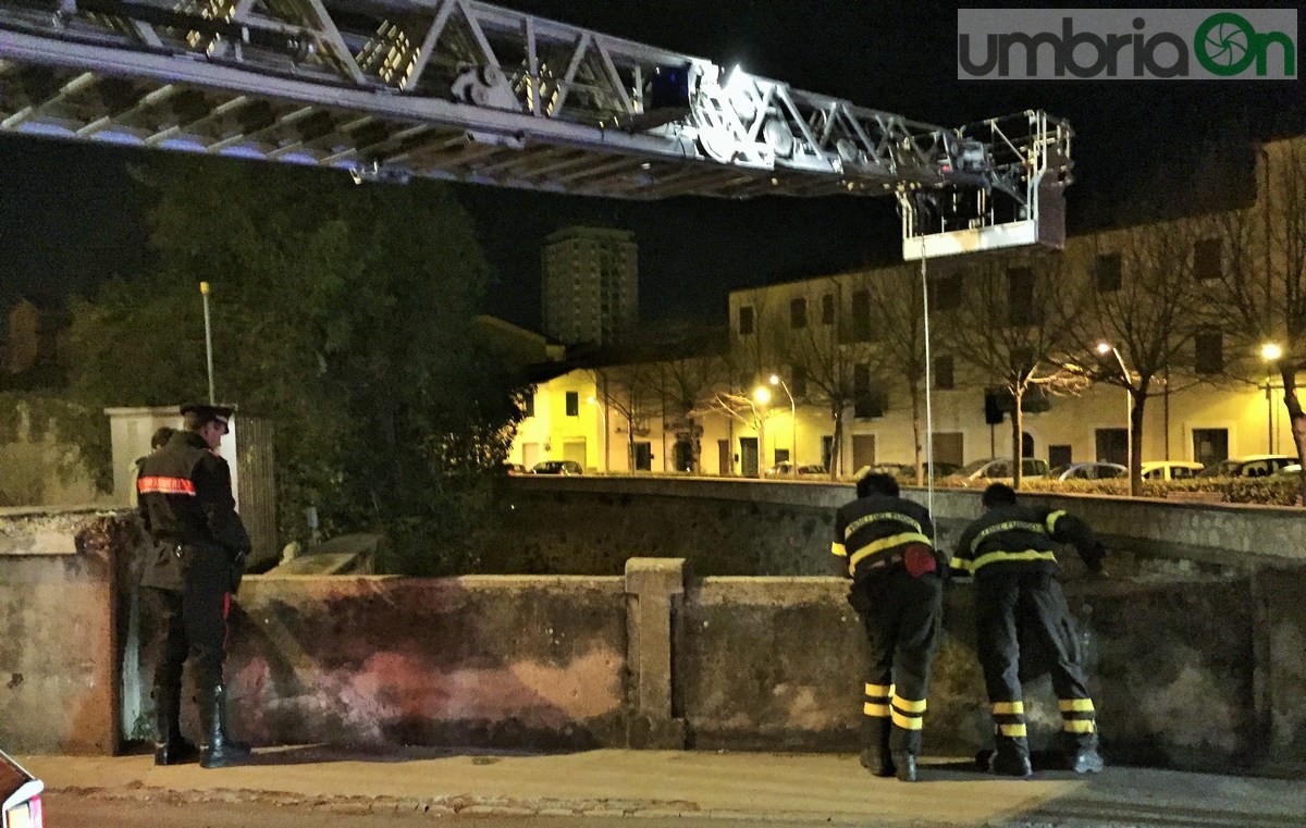 Tunisino si getta nel torrente Serra, carabinieri e vigili del fuoco - 31 marzo 2016 (12)