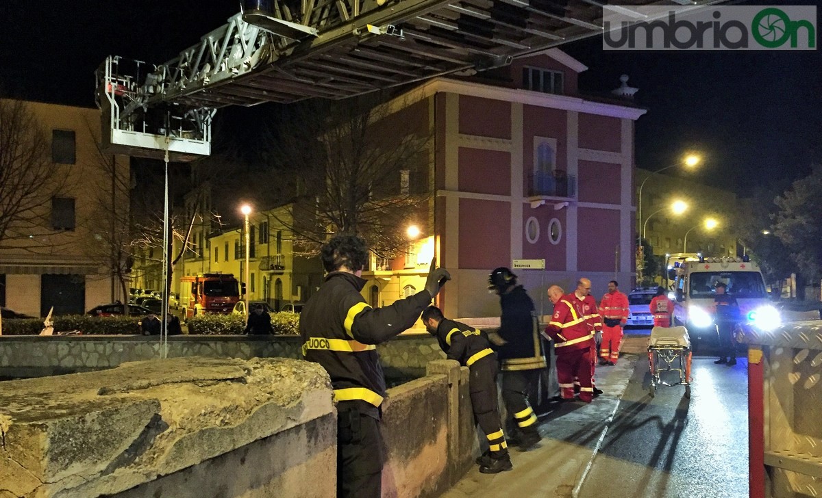 Tunisino si getta nel torrente Serra, carabinieri e vigili del fuoco - 31 marzo 2016 (13)