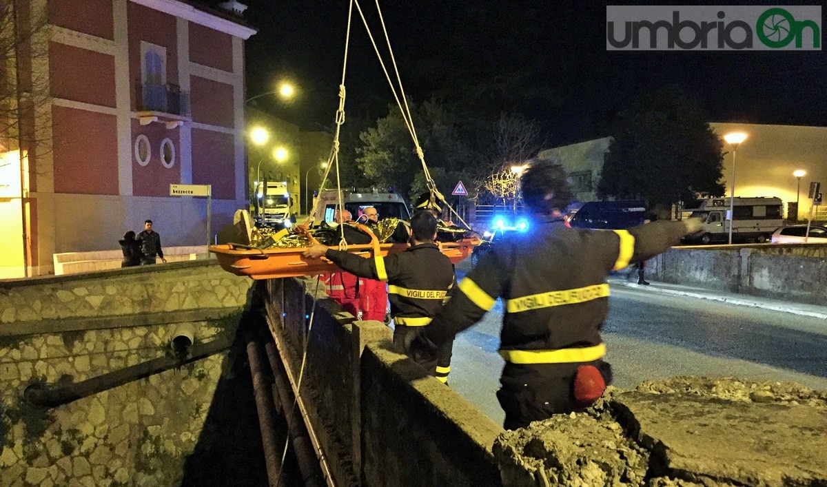 Tunisino si getta nel torrente Serra, carabinieri e vigili del fuoco - 31 marzo 2016 (15)