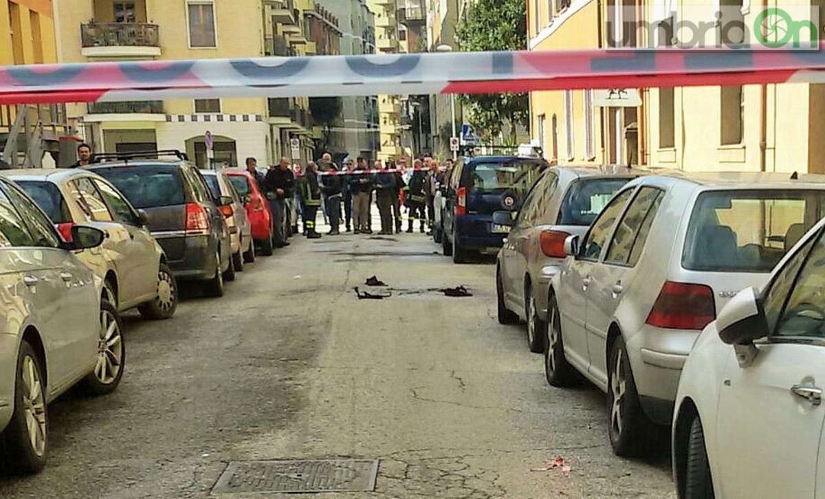 Uomo si dà fuoco in via Marco Claudio, tentato suicidio - 26 febbraio 2016 (1)