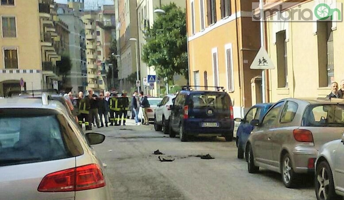 Uomo si dà fuoco in via Marco Claudio, tentato suicidio - 26 febbraio 2016 (2)