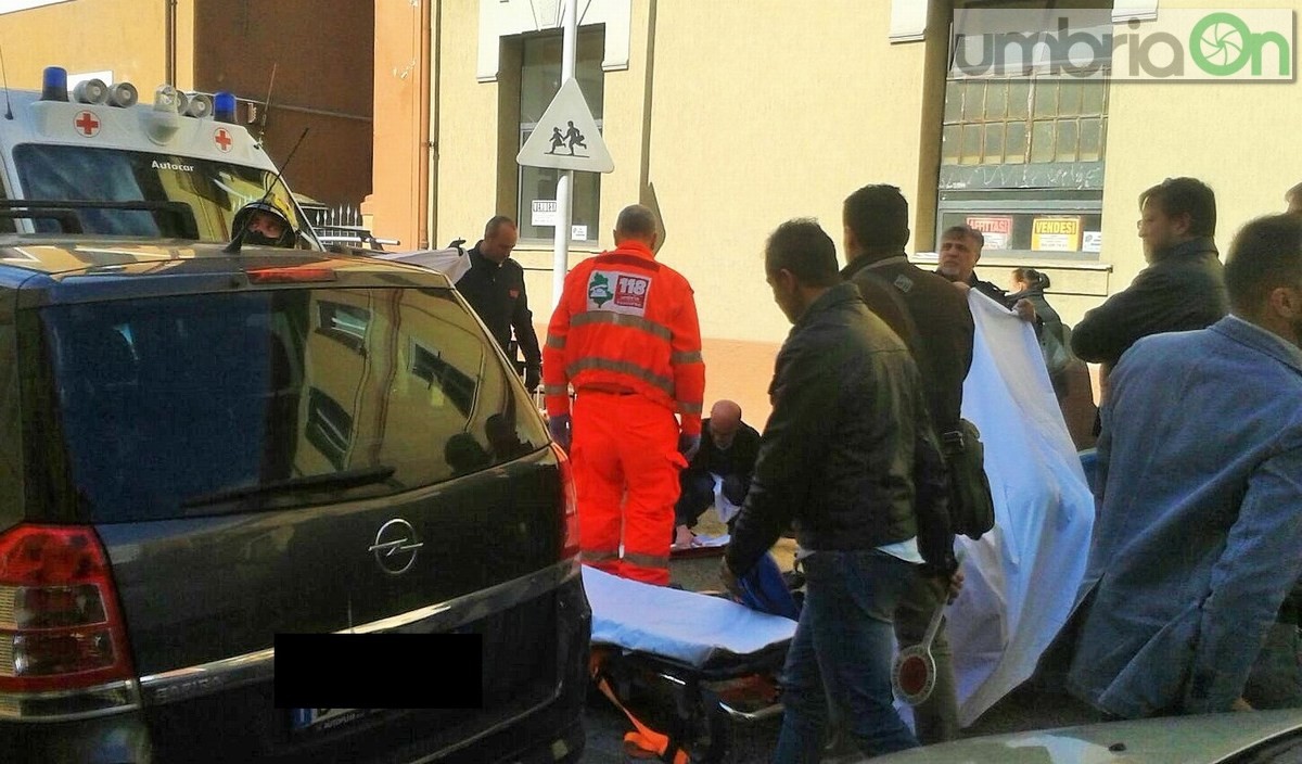 Uomo si dà fuoco in via Marco Claudio, tentato suicidio - 26 febbraio 2016 (3)