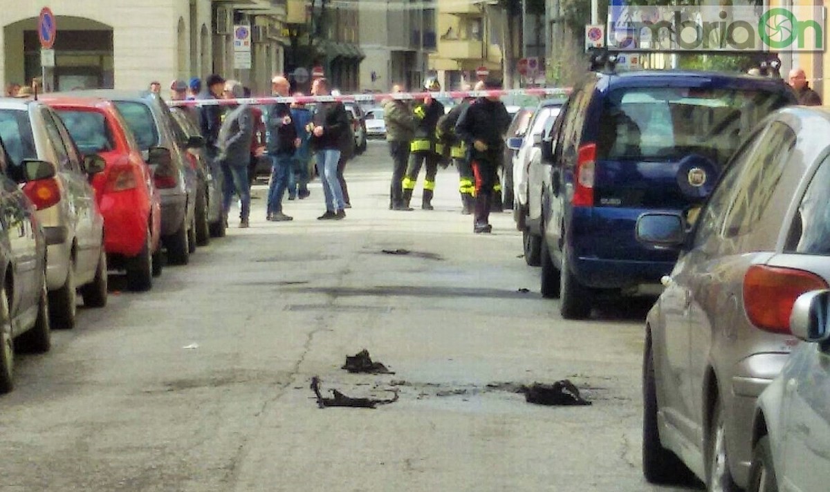 Uomo si dà fuoco in via Marco Claudio, tentato suicidio - 26 febbraio 2016 (4)