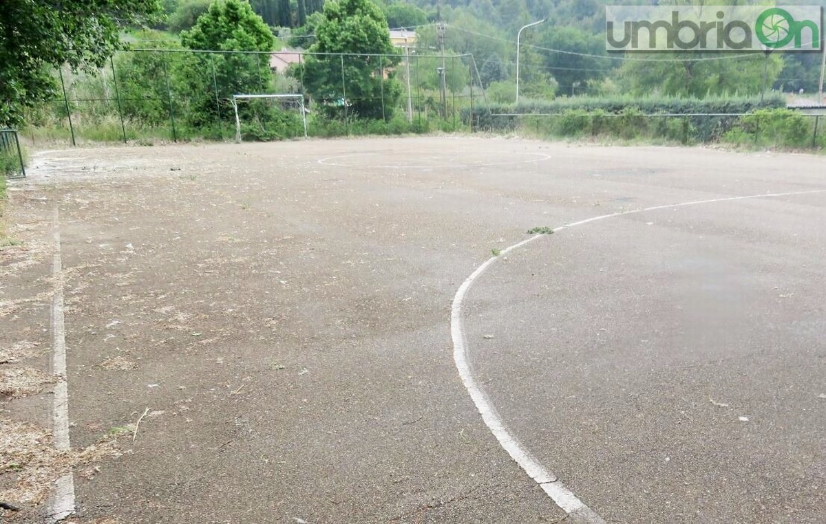 Rifiuti, degrado, sporcizia parco comunale San Carlo, Terni - 6 maggio 2017 (1)