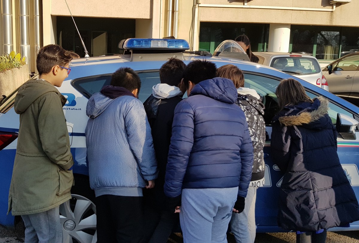 Alunni-De-Amicis-Terni-visita-questura-17-gennaio-2020-4