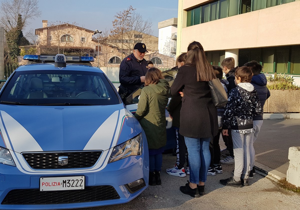 Alunni-De-Amicis-Terni-visita-questura-17-gennaio-2020-5