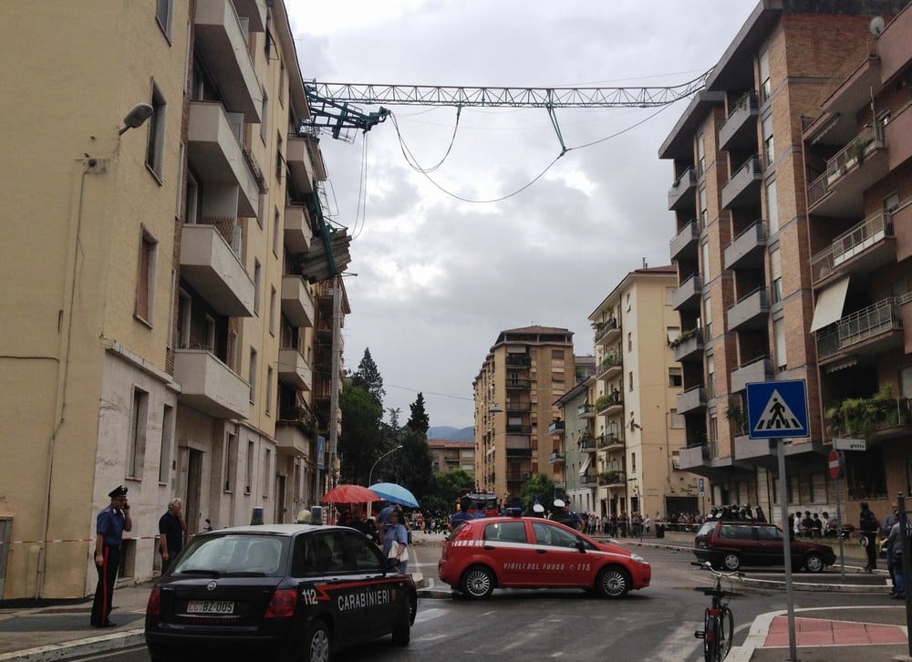 La gru finita sui palazzi