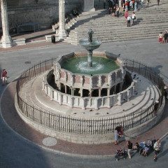 Perugia, ubriaco ‘occupa’ la fontana