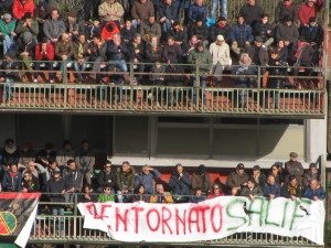 17 gennaio 2015: i tifosi riaccolgono Dianda nel match con il Crotone