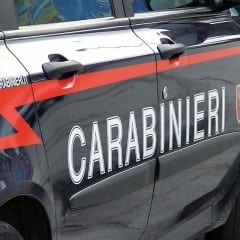 Bussano alla porta, poi le rubano l’auto