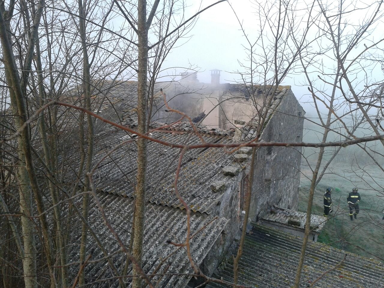 La casa distrutta dalle fiamme
