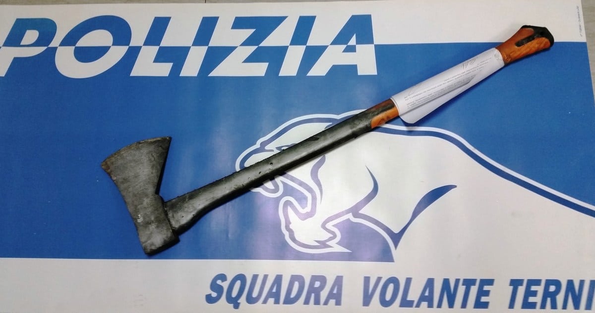 L'accetta sequestrata