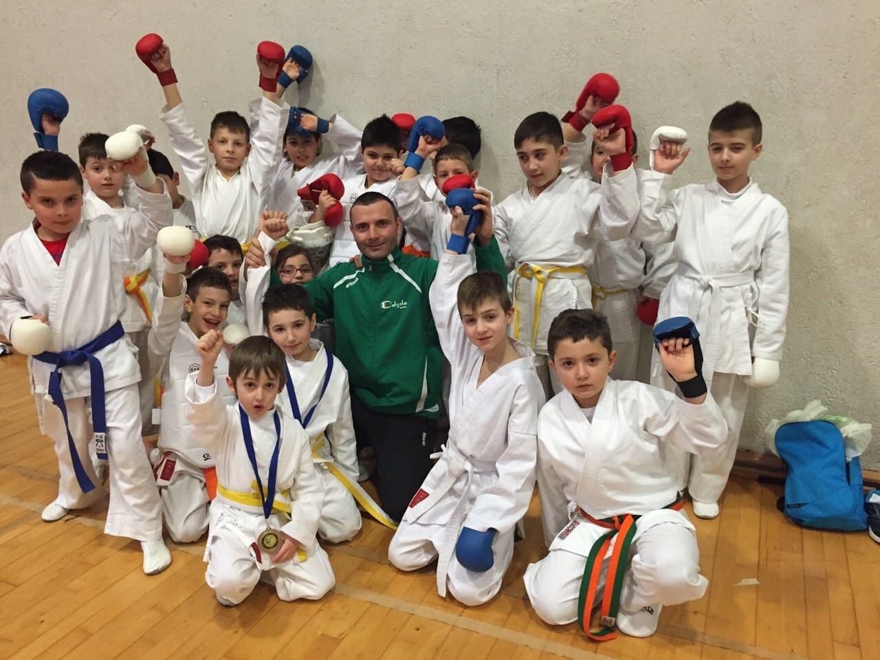 Il maestro Calzola con i giovanissimi atleti