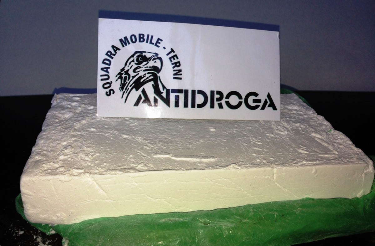 Il maxi panetto di cocaina