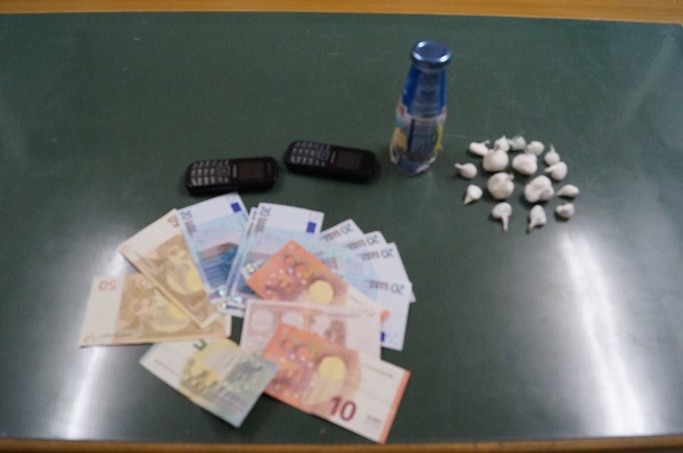 La droga e i soldi posti sotto sequestro