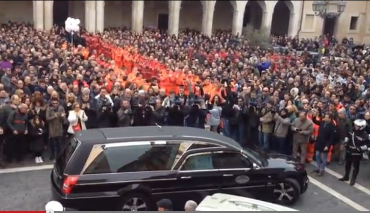 Terni, l’arrivo del feretro di David Raggi