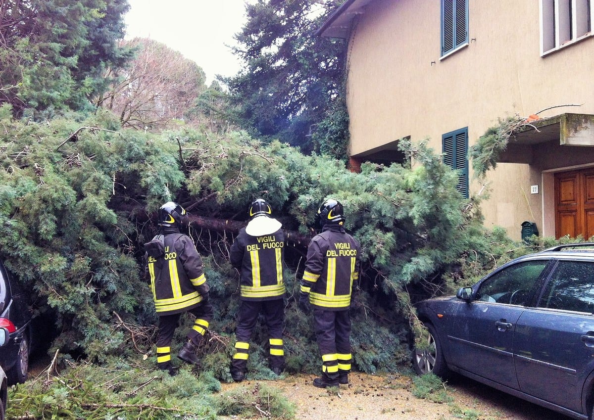 Vigili del fuoco al lavoro in via Pola, Terni