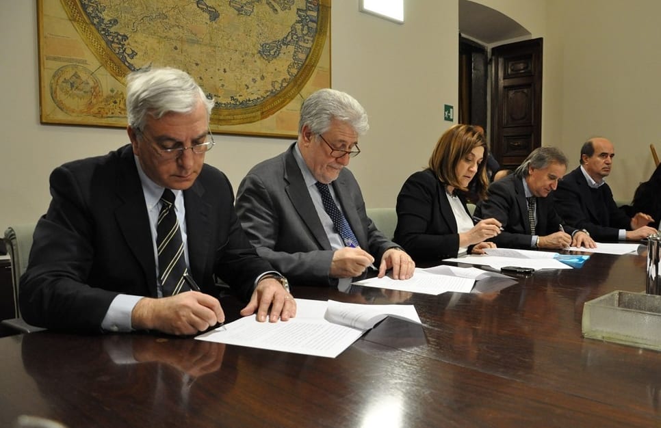 La firma del protocollo d'intesa