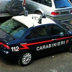 Non paga il biglietto e picchia i carabinieri