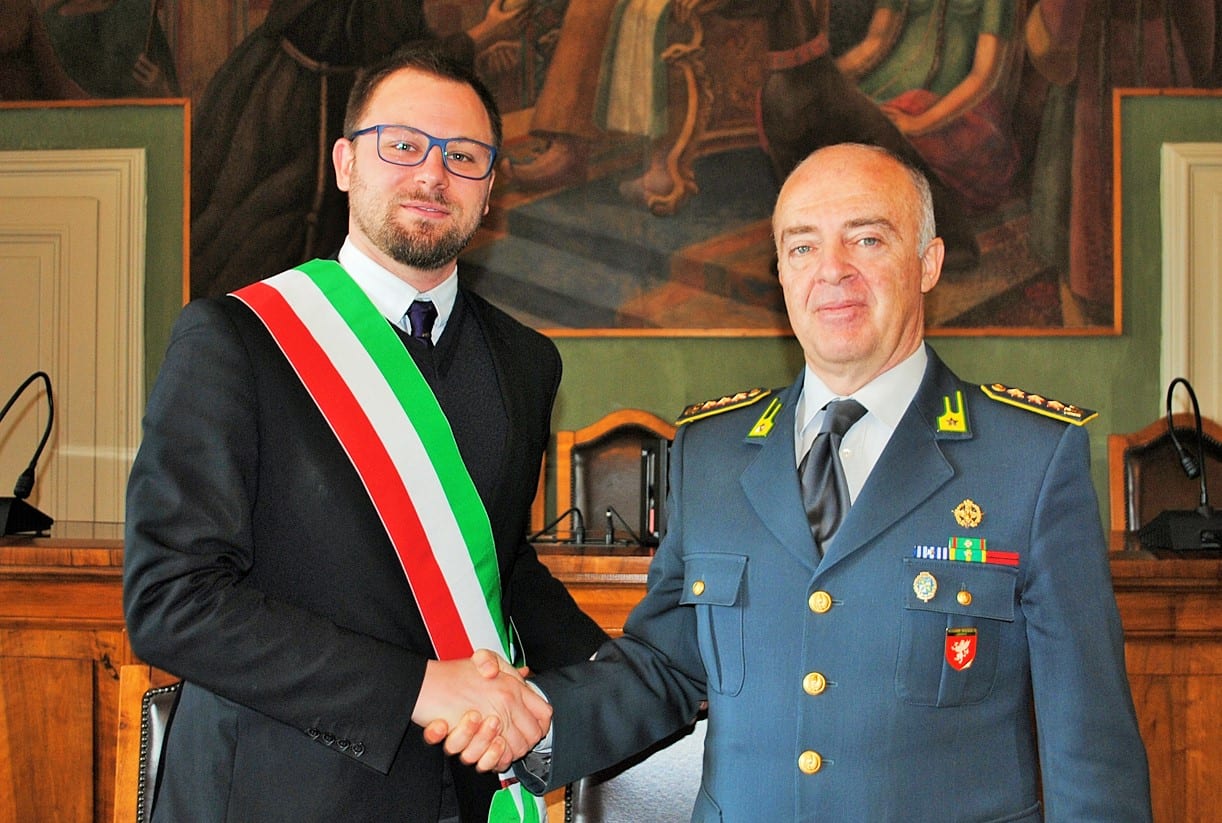 Il sindaco di Magione e il comandante della Finanza