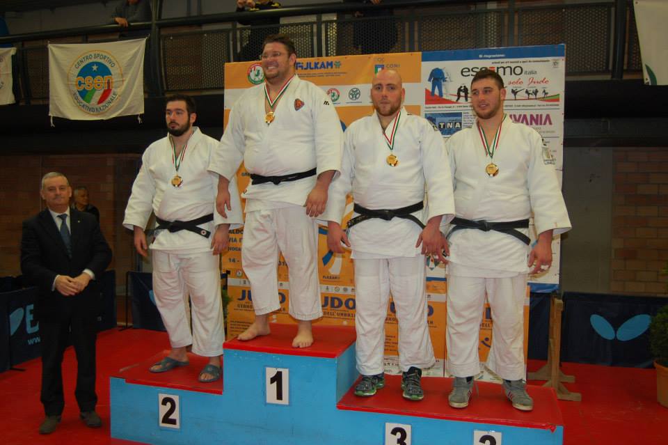Ignozza, presidente del Coni Umbria, premia il podio dei 100 kg
