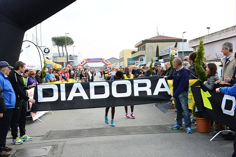 Ruth Chebitok ‘accompagna’ l'avversaria al traguardo