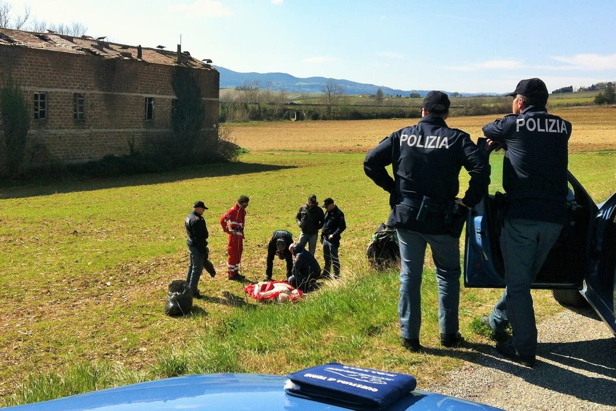 I rilievi della polizia sul luogo della tragedia