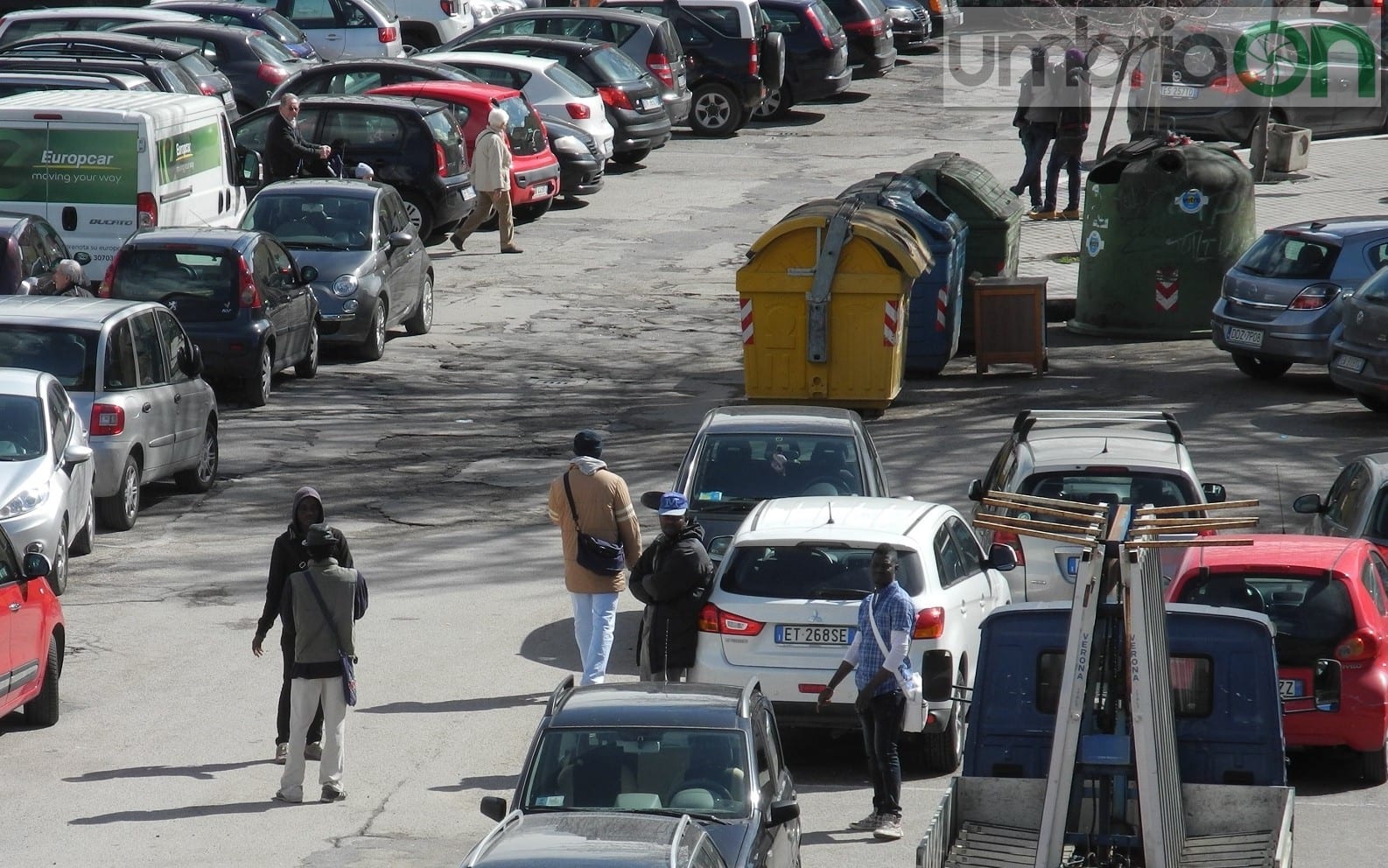 I parcheggiatori abusivi al 'lavoro'