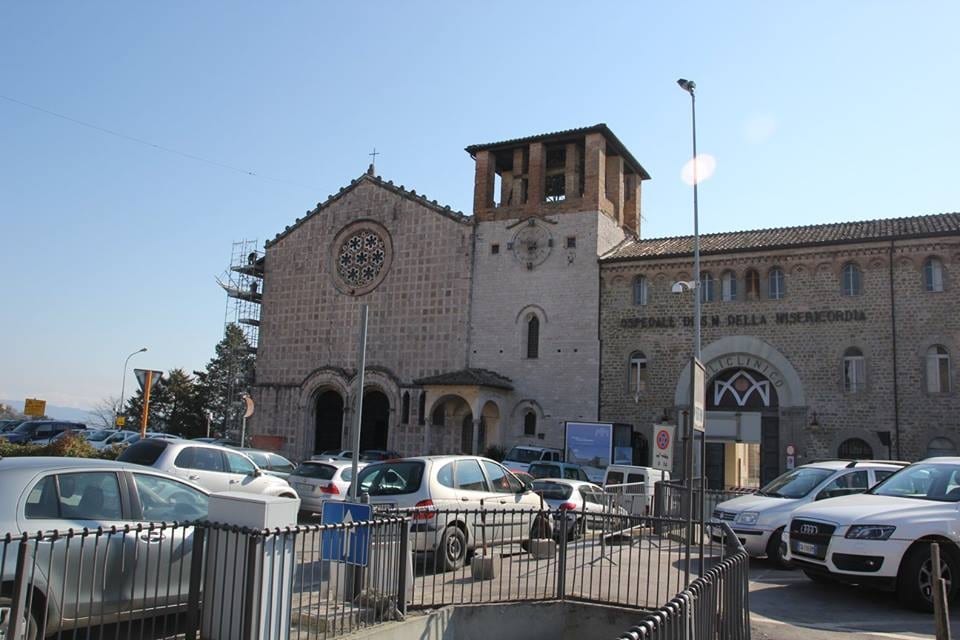 Sosta selvaggia davanti alla chiesa