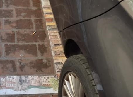 Un'auto 'sfregia' una pavimentazione di pregio