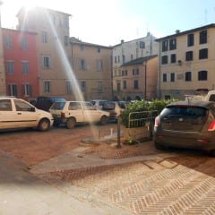 Perugia: «Piazze sfregiate dalle auto»