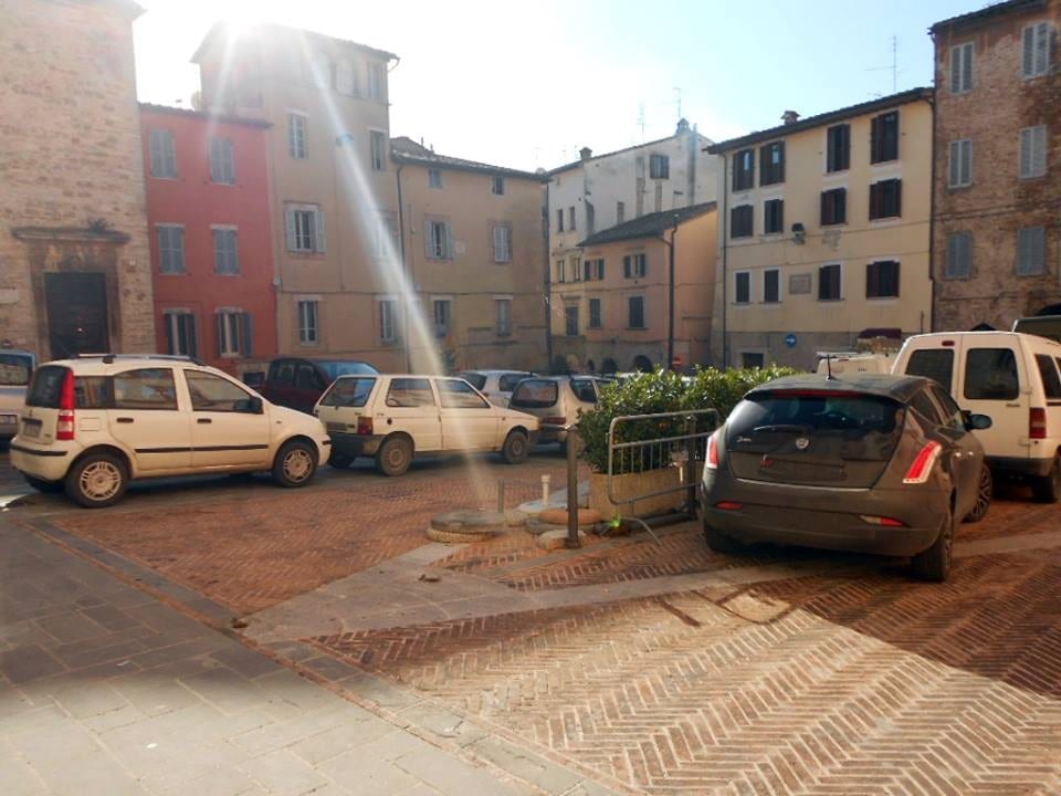 Una piazza 'ridotta' a parcheggio