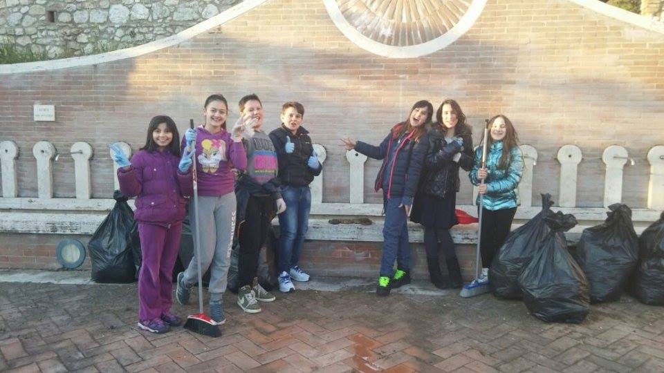 I ragazzi durante le opere di pulizia