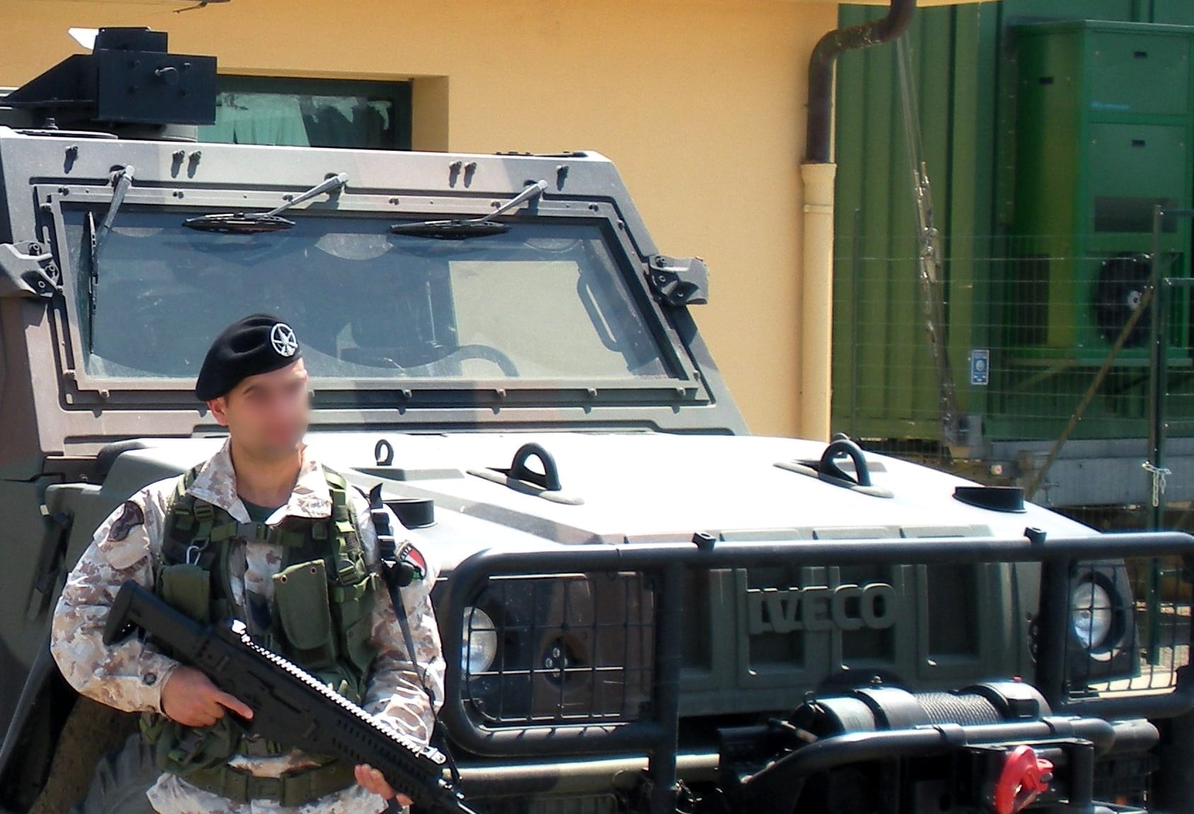 Un militare in servizio di vigilanza