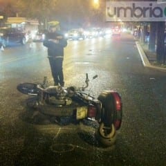 Terni, moto contro auto: centauro ferito