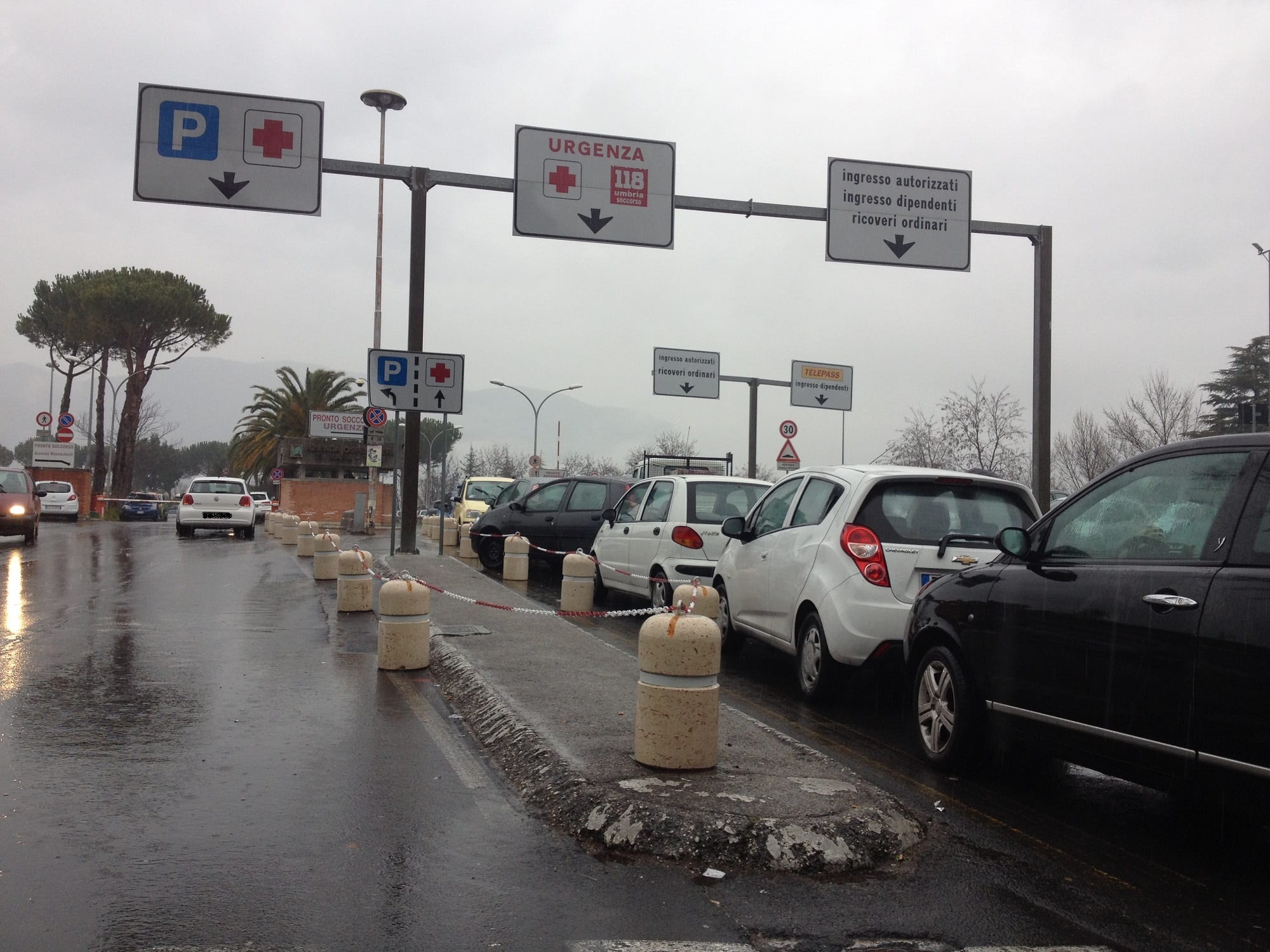 Il piazzale ancora pieno di auto