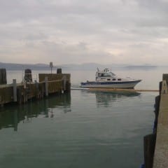 Cade dal traghetto, muore nel Trasimeno