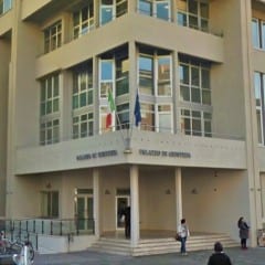 Tradita e malmenata: in due alla sbarra