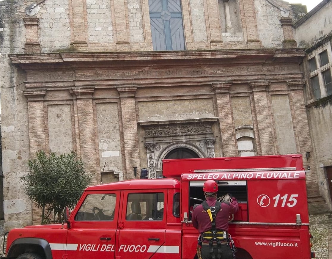 I vigili del fuoco sul luogo del crollo